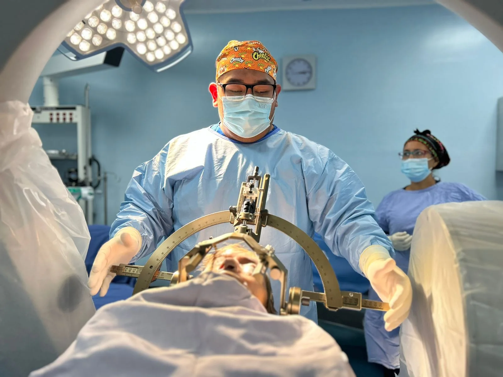 Dr. Erick Hernández en procedimiento de neurocirugía funcional